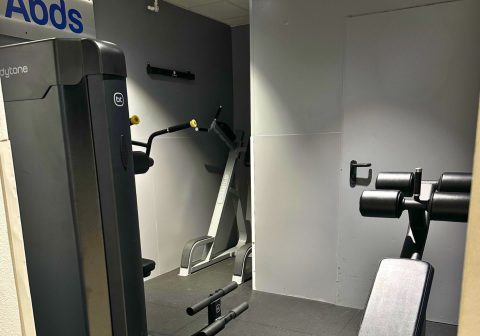 banco de abdos en nuestro gimnasio de nou barris