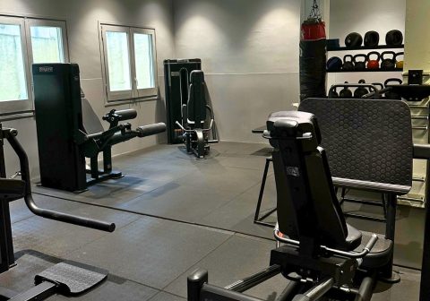 máquinas de piernas en el gimnasio de nou barris