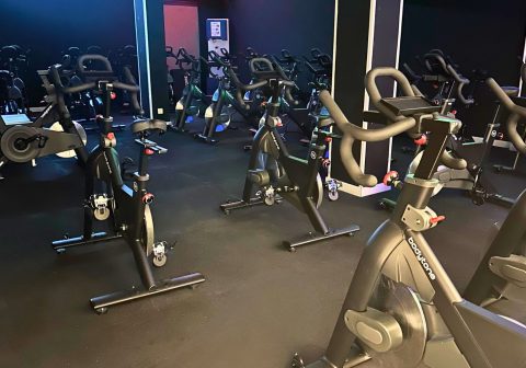 sala de ciclo indoor en nuestro gym de barcelona nou barris