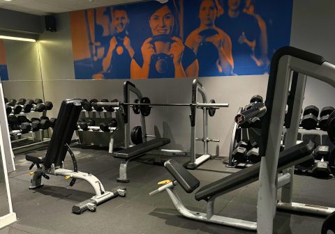 zona de peso libre en el gym de nou barris